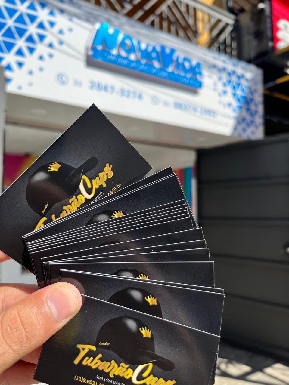 Cartões premium pretos com acabamento dourado