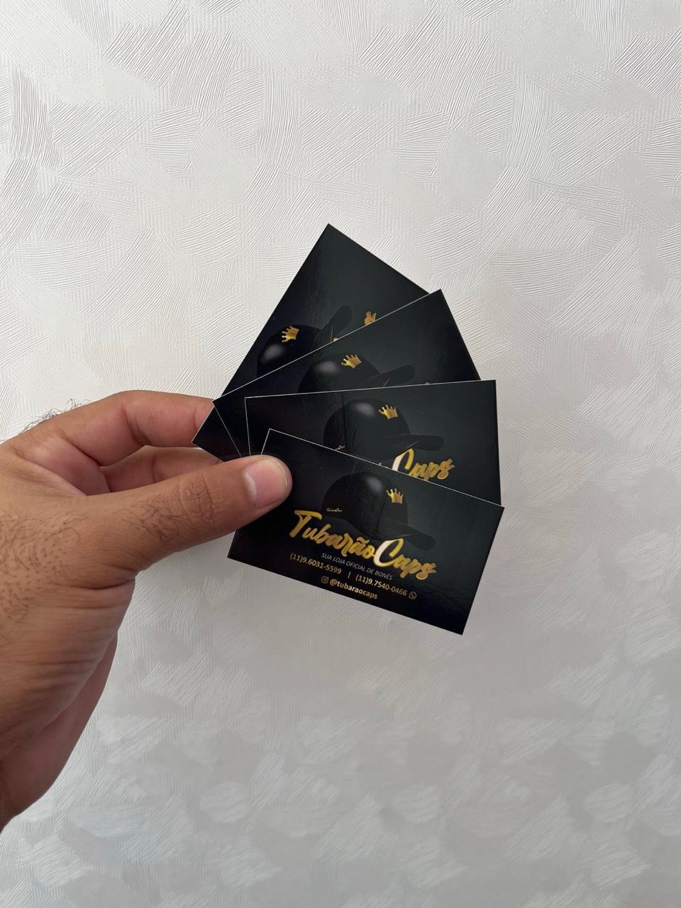 Cartões de visita pretos produzidos pela Nova Vida