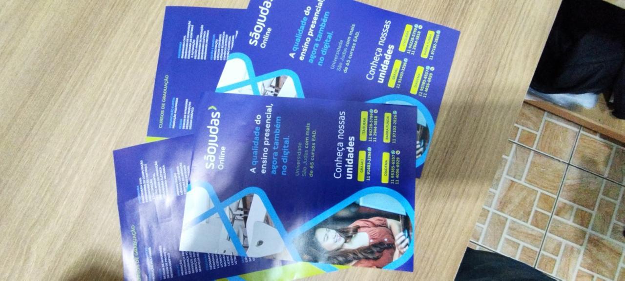 Flyers promocionais impressos