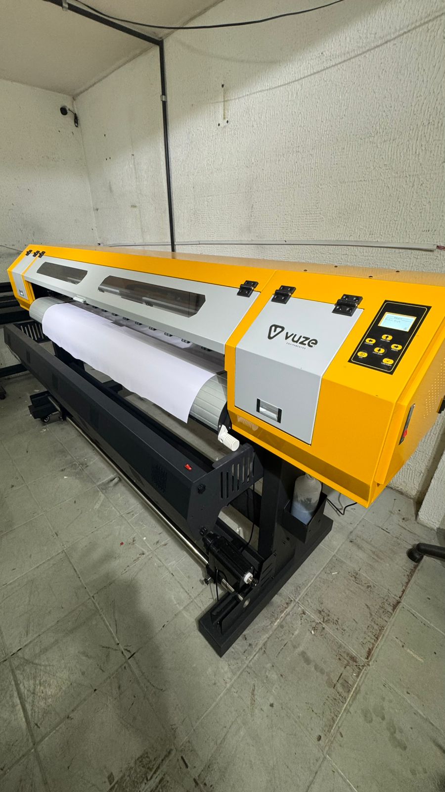 Impressora de grande formato utilizada na produção de lonas e materiais gráficos